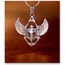 Wisior Skarabeusz z Opieku�czymi Skrzyd�ami (srebro) - 