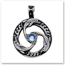 Triskelion z Delfinami - 